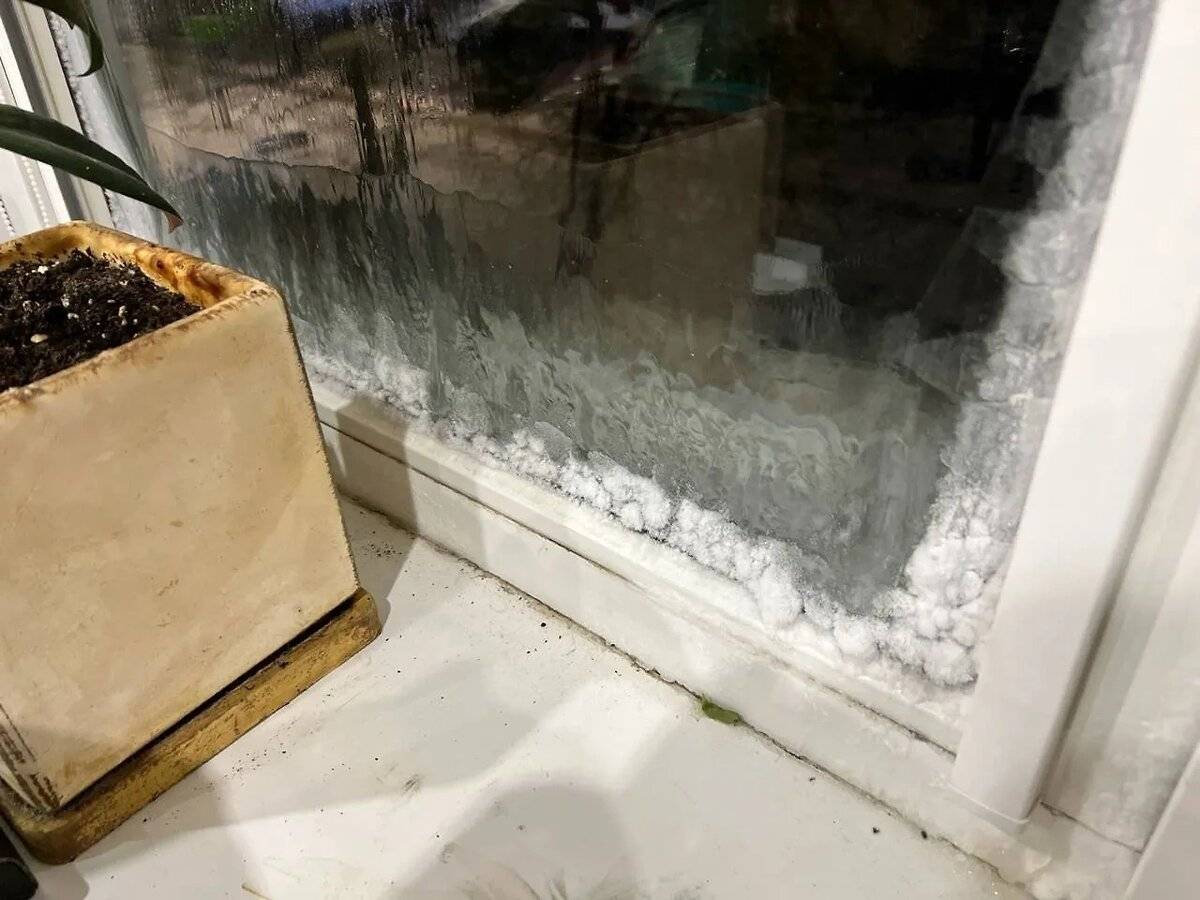 Замръзнали прозорци на заледени квартири в Подмосковието